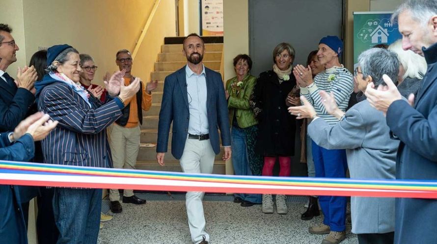 Stéphane Sauvé applaudi dans l'entrée de la maison