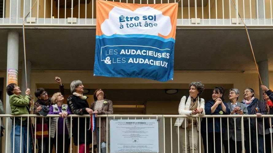 Les habitants devant la façade de la Maison de la diversité.