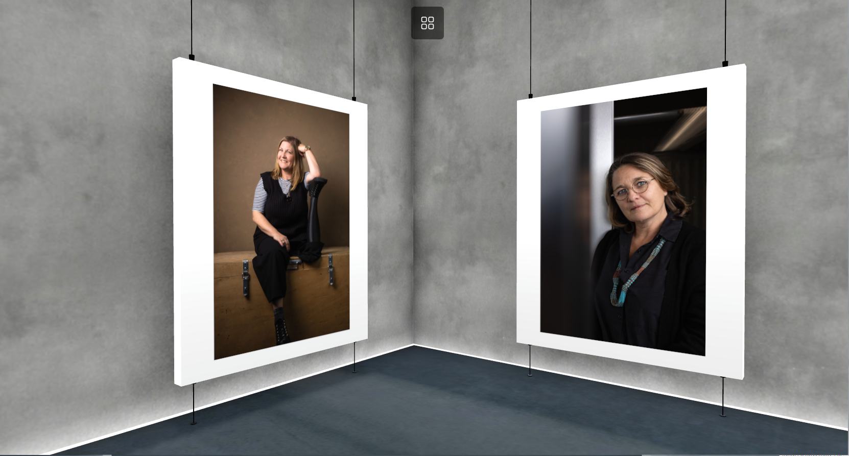 deux portraits photo dans une galerie d'art virtuelle