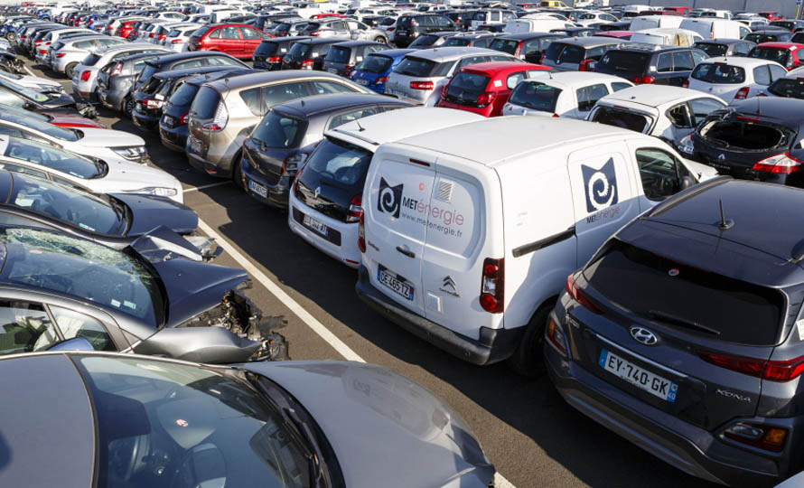 Voitures alignées sur le parking de l’entreprise de recyclage Surplus Autos, à Gaillac (81).