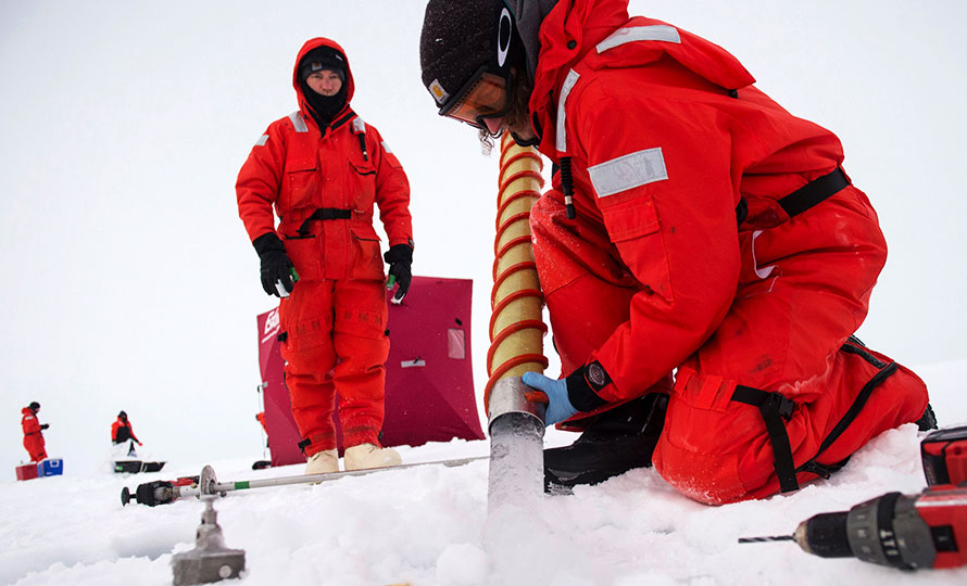 Gardes côtes habillés en rouge creusent la glace.