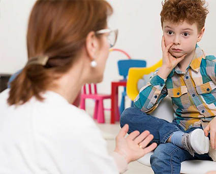 Enfant qui parle avec un psychologue