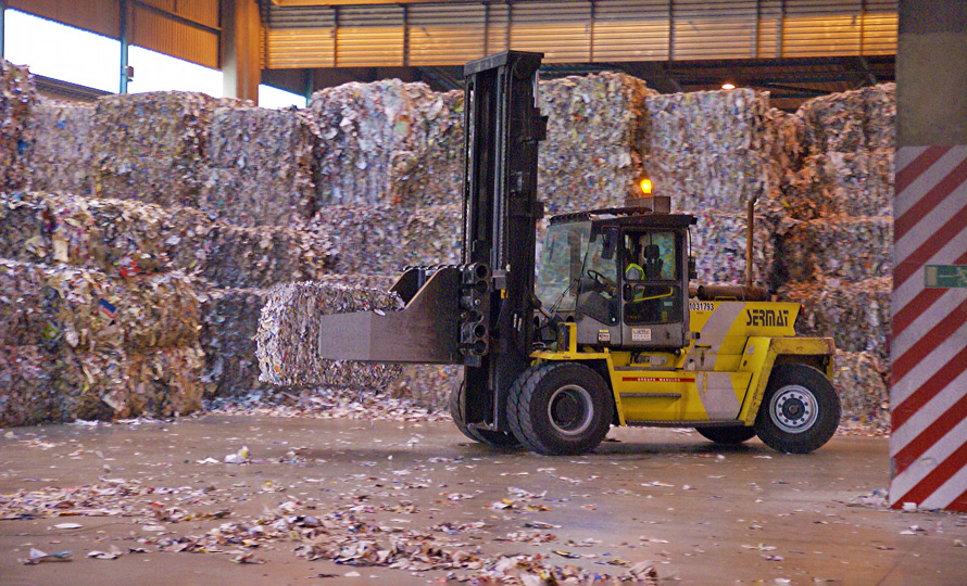 Stockage de papiers collectés dans les circuits de recyclage.
