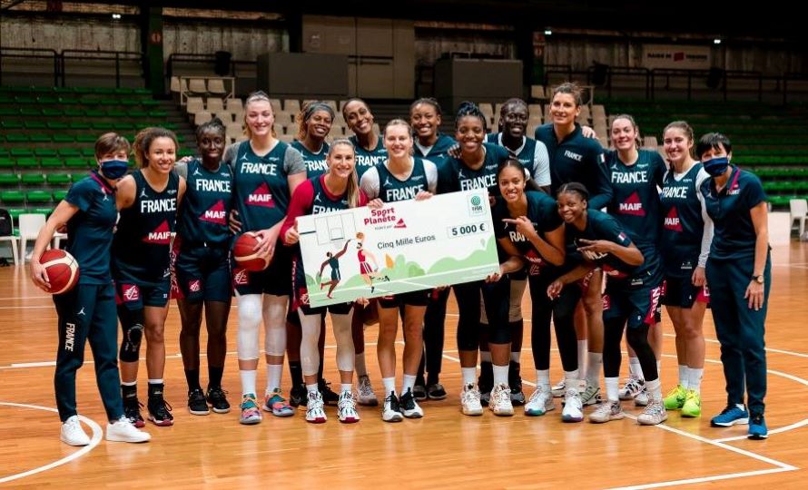 L'équipe de France féminine de basket présente le chèque remis suite au défi FFBB Citoyen MAIF
