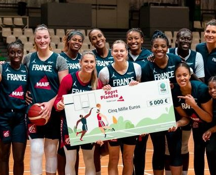 Les joueuses de l'équipe de France de basketball avec un chèque de 5 000 euros de MAIF