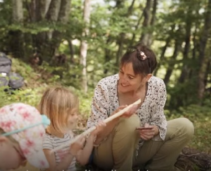 Emilie Lagoeyte anime un atelier parent-enfant en forêt dans la Drôme.
