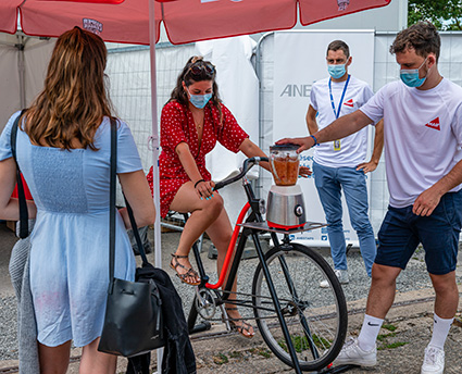 Open de France de mini-basket, à Nantes le 1er août 2020. Une jeune fille teste le vélo smoothies sur le stand MAIF.