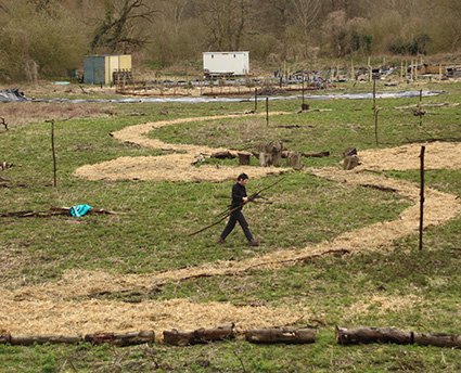 La forêt comestible d'Amiens à ses débuts : une prairie qu'il fallu faucher et planter.
