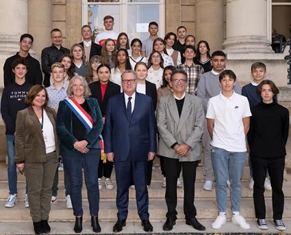 Gilles Roumieux et ses élèves sur le perron de l'Assemblée nationale après l'inauguration de leur exposition hommage à Samuel Paty le 12 octobre 2021.