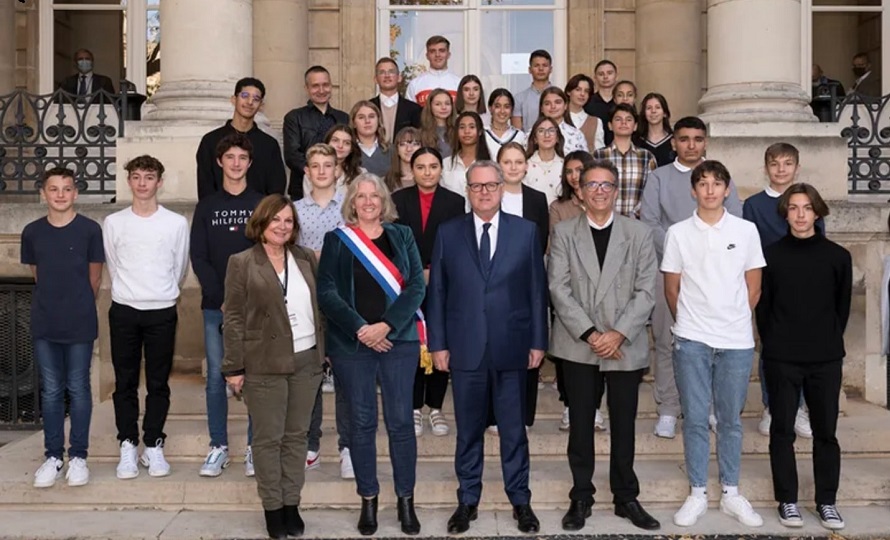 Gilles Roumieux et ses élèves du collège Jean-Racine d'Alès reçus à l'Assemblée nationale par son président Richard Ferrand et la députée du Gard Annie Chapelier le 12 octobre 2021.