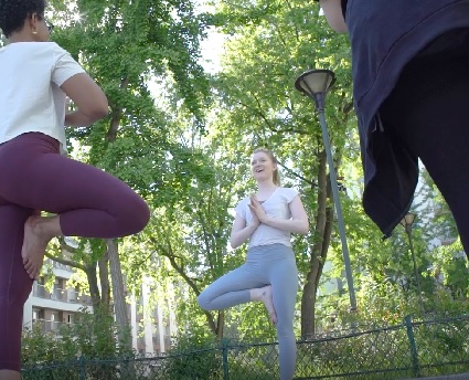 Un cour de yoga solidaire en plain air à Paris