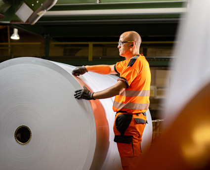 L'un des rouleaux de papier fabriqué à l'usine International Paper de Saillat.