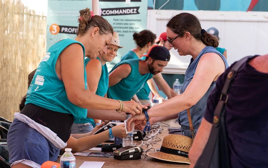 Des bénévoles accueillent les festivaliers d'Aluna Festival