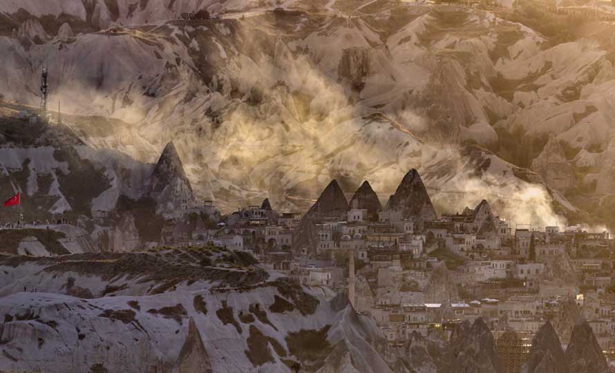 Un immense paysage de montagne