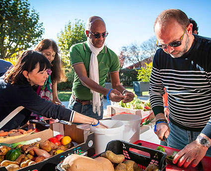 Des militants MAIF apprennent à cuisiner des fruits et légumes abîmés, lors d'une journée de cohésion à Niort.
