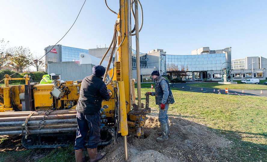 Travaux de forage pour l'installation géothermique du siège de la MAIF, à Niort.