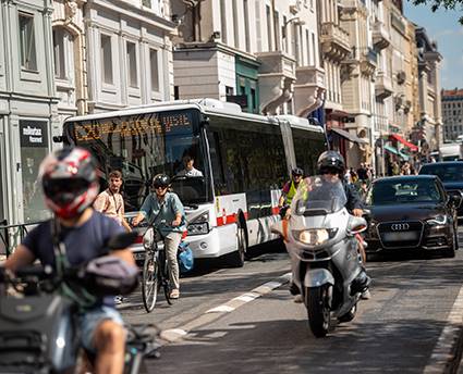 Cyclistes et motards circulant en ville