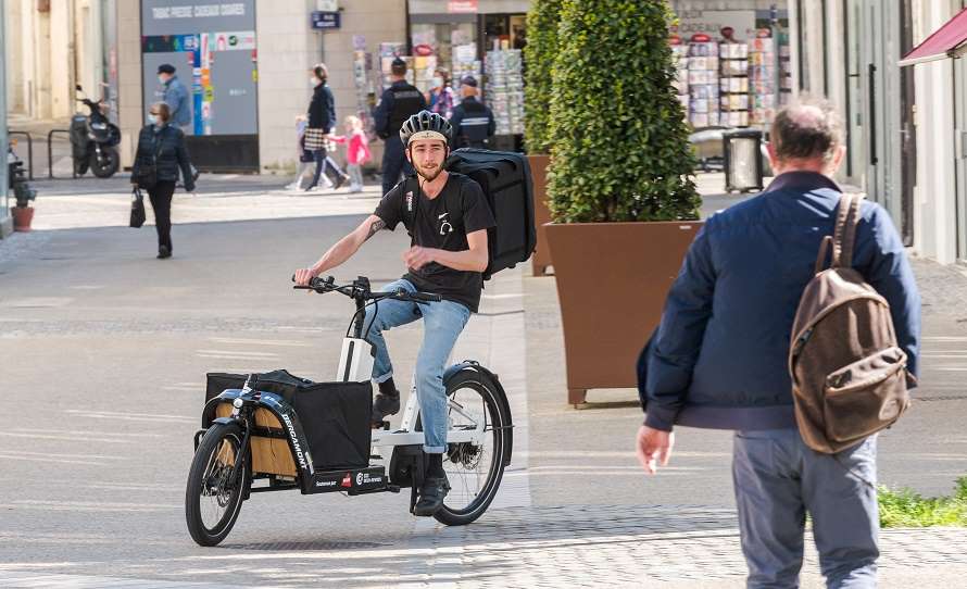 Jérémy Boyer (Les Coursiers niortais) en vélo cargo dans le centre-ville de Niort. 