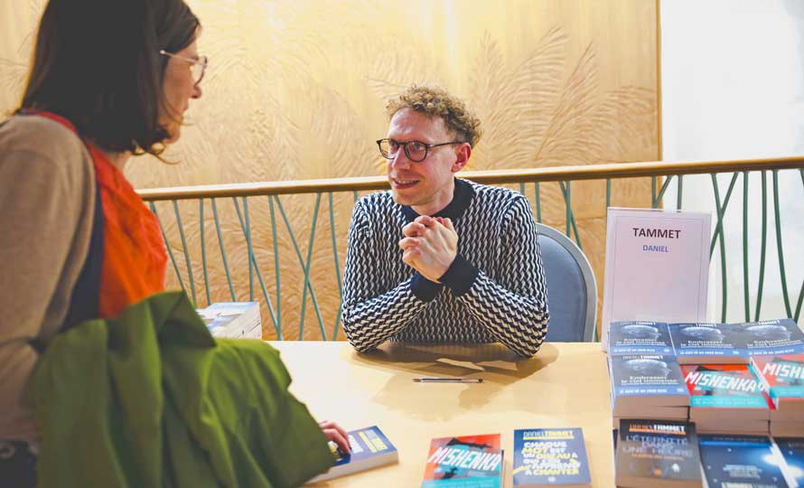 Daniel Tammet, écrivain, lors d'une séance de dédicaces.