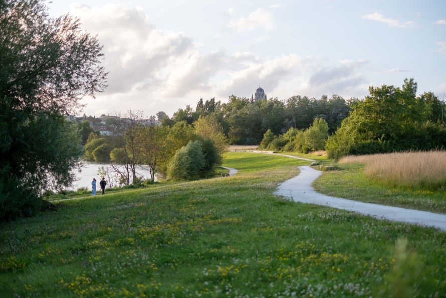 promeneurs le long du canal