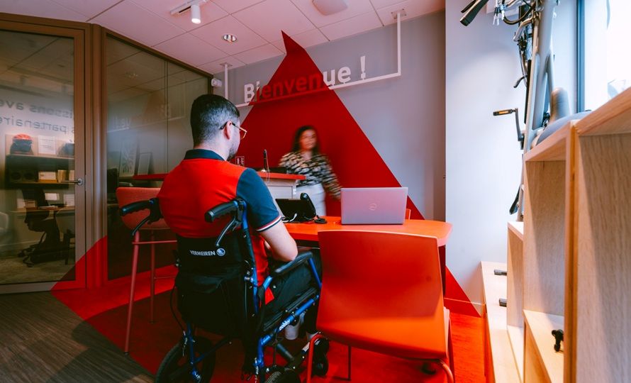 Ce visiteur en fauteuil roulant a accédé facilement aux locaux de notre agence de MAIF de Saint-Malo.