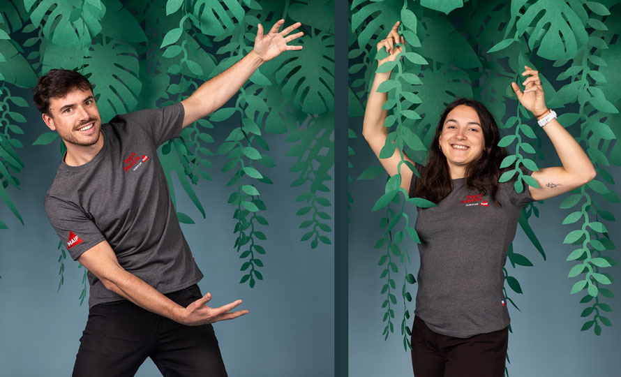 Florian Fiquet et Alice Karsanti, photographiés devant un décor de jungle en papier.