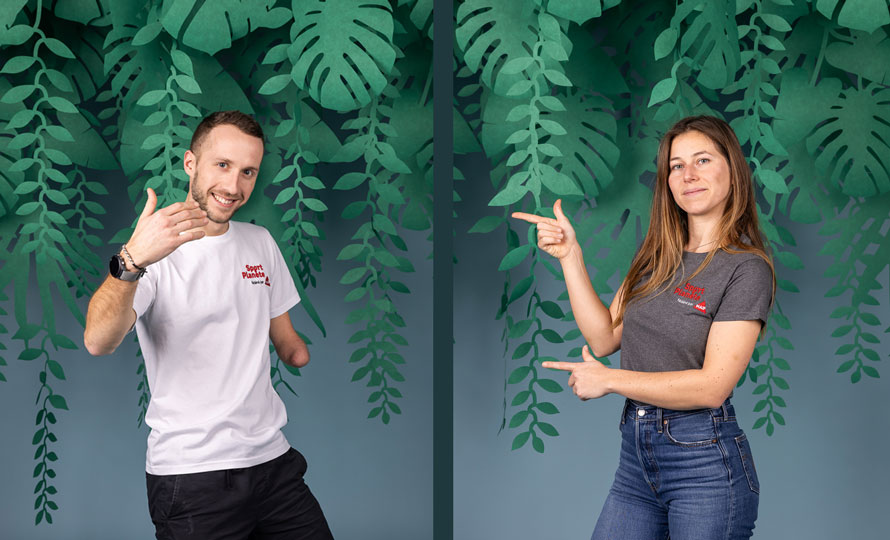 Pierre Destailleur et Caroline Schibler, photographiés devant un décor de jungle en papier.