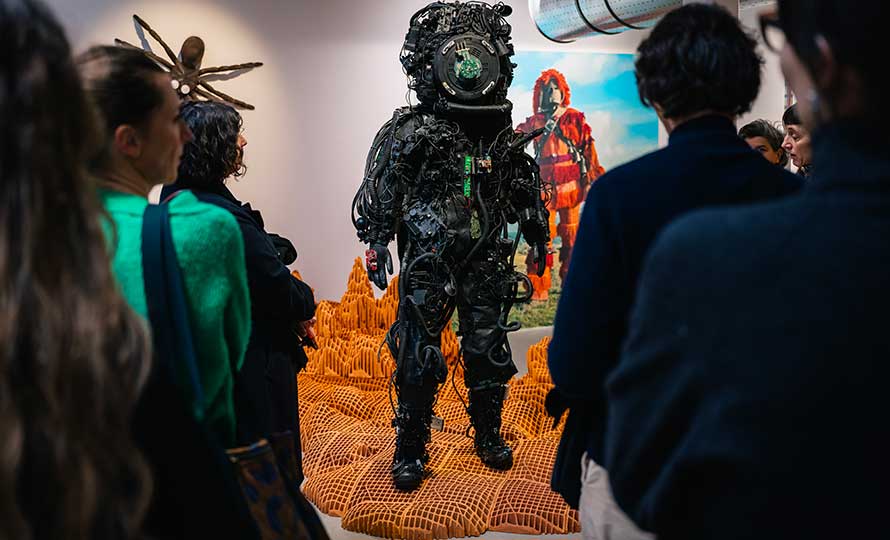 Un groupe de personnes devant l'une des œuvres de l'exposition 