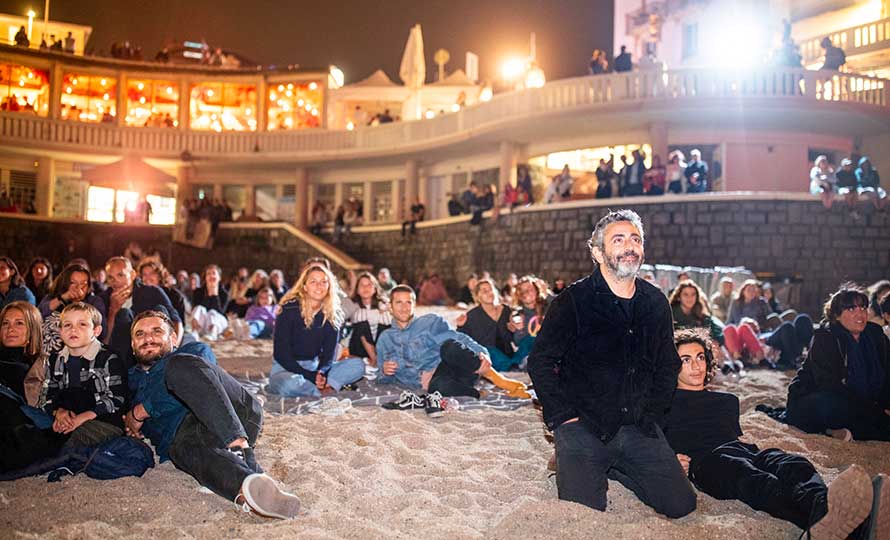 Le public assistant à une projection sur la plage de Biarritz