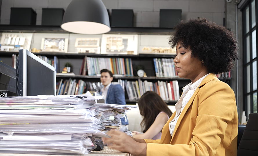 Une jeune femme lit des documents