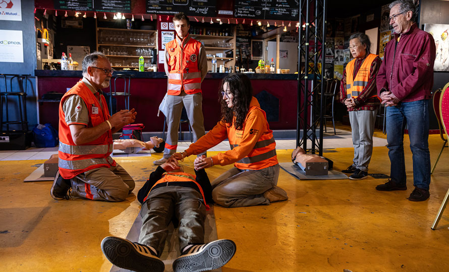 Séance de formation aux gestes qui sauvent.