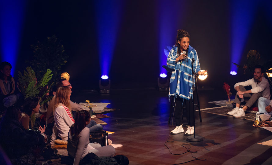 Shirley Souagnon dans son spectacle 