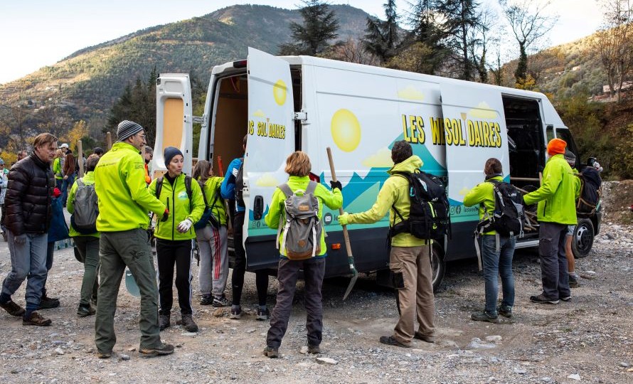 des bénévoles s'équipent autour d'une camionnette à Breil-sur-Roya
