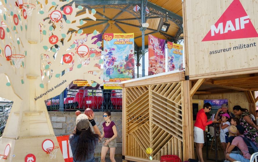 vue du stand MAIF au FLIP 2025 : l'arbre de la biodiversité à gauche, l'atelier réalité virtuelle à droite