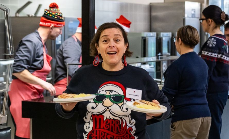 Une salariée MAIF bénévole en plein service lors du repas de Noël solidaire offert à des bénéficiaires de la Croix Rouge et du Secours populaire des Deux-Sèvres, le 24 décembre 2025.