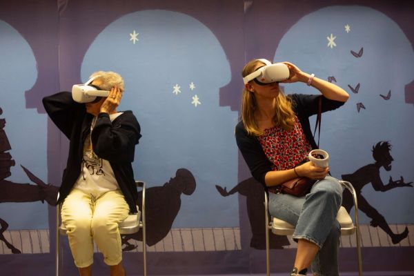 Deux femmes utilisent des casques de réalité virtuelle.