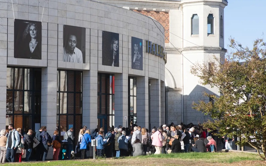 La foule devant la Halle aux grains de Blois, l'un des principaux lieux de conférence lors de l'édition 2025 des Rendez-vous de l'Histoire.