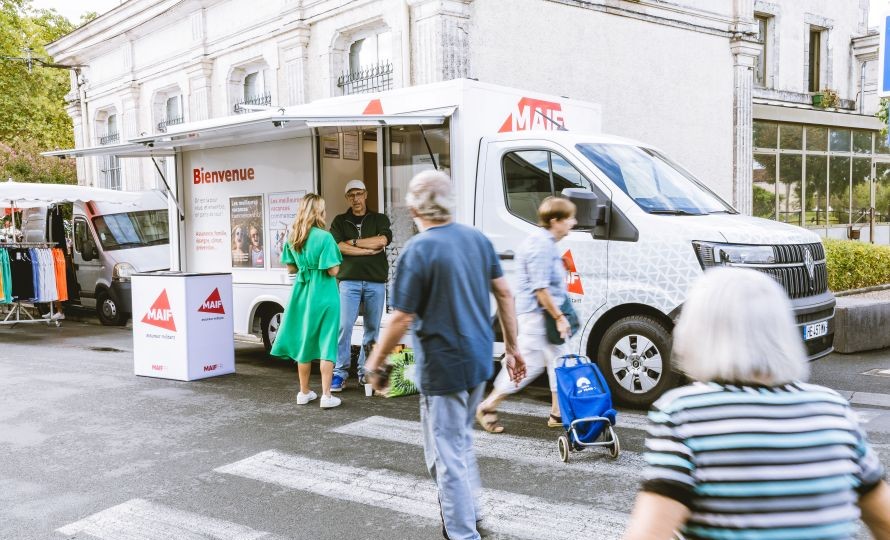 Le camion MAIF, agence mobile pour accueillir nos sociétaires, stationné sur un marché en Dordogne en août 2025.
