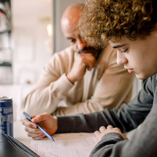 père et fils travaillent ensemble