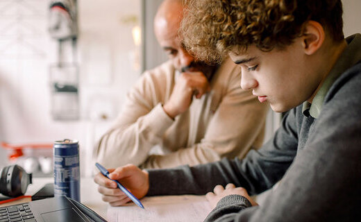 père et fils travaillent ensemble