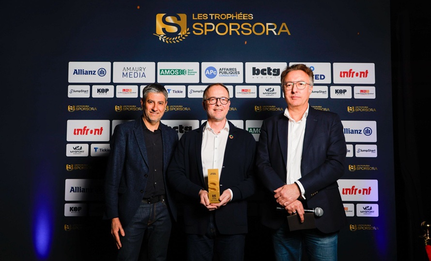 Portrait d'Yves Pellicier, président de la MAIF avec le Trophée de Sponsor de l'année 2026, accompagné de Bruno Bianzina, Sport Market et Kevin Benharrats, directeur général d’Amaury Media.