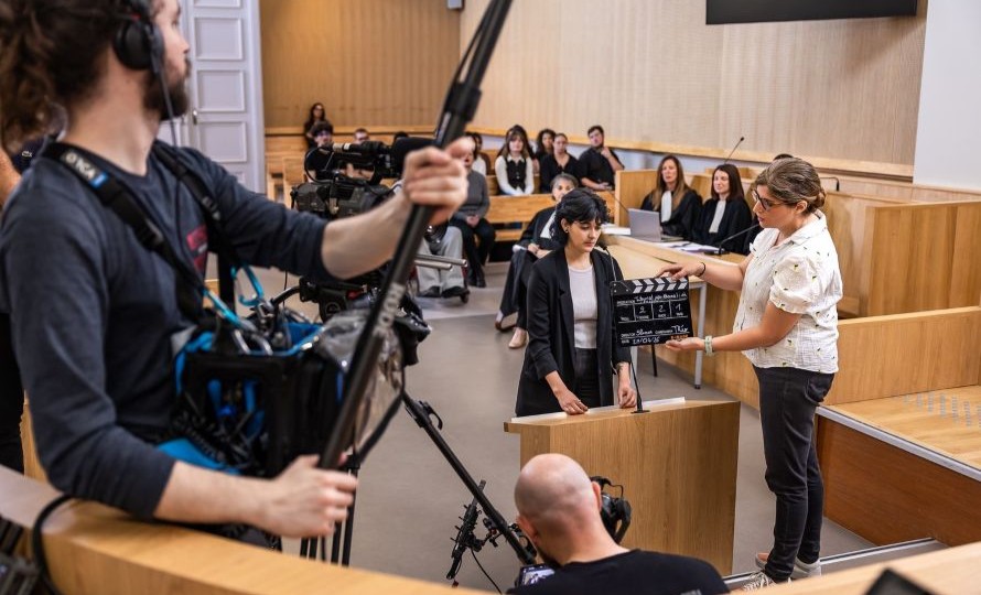 Tournage d'une scène de film dans la grande salle d'audience du Tribunal de Niort.