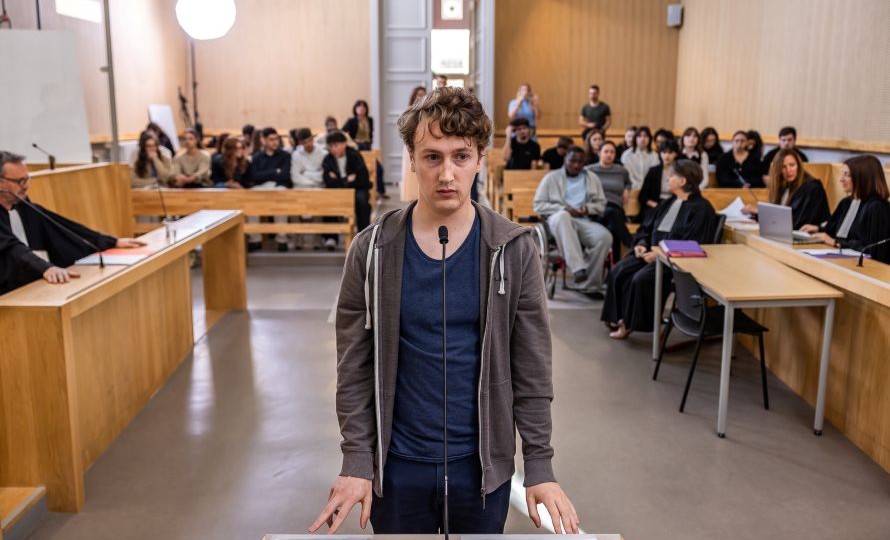 Théo, seul à la barre, doit répondre de ses actes au tribunal.