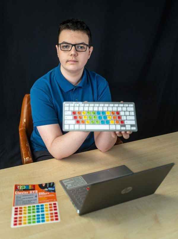 Ryann Dubois pose avec le kit KeyDys qu'il a inventé.