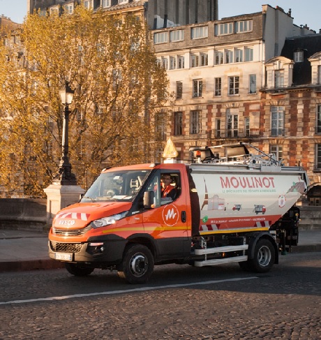 Un camion Moulinot lors de sa collecte de déchets organiques à Paris