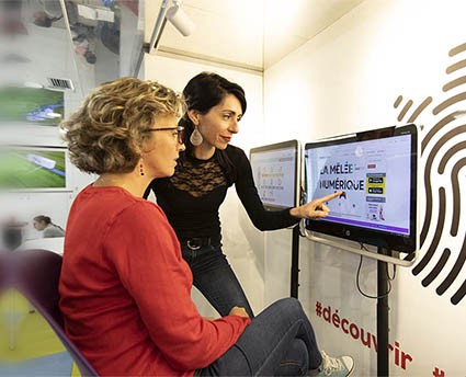 Deux femmes testent des outils numériques