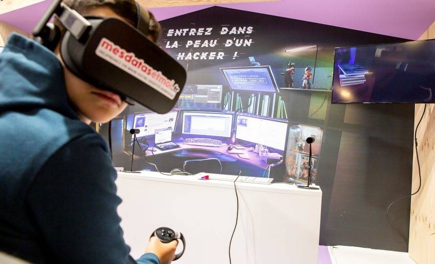 Un adolescent teste l'animation Dans la peau d'un hacker en réalité virtuelle au Salon de l'éduction de la Porte de Versailles, à Paris en 2019.