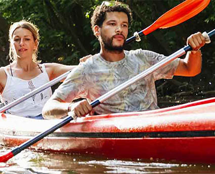 Un homme et une femme dans un canoe
