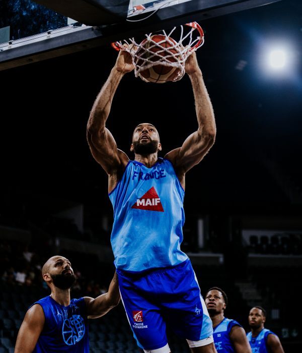 basketteur en plein match