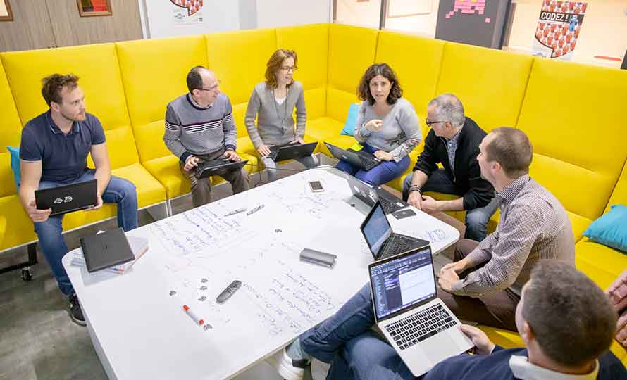 Une équipe qui échange dans des bureaux MAIF